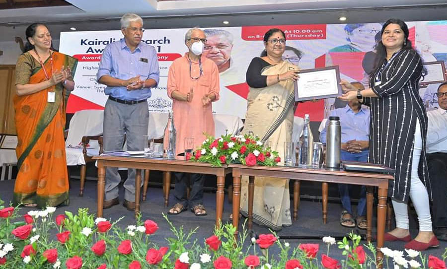 Dr. Reenamole Georgekutty receiving Kairali Gaveshana Award from Dr. R. Bindu,Higher Education Minister.